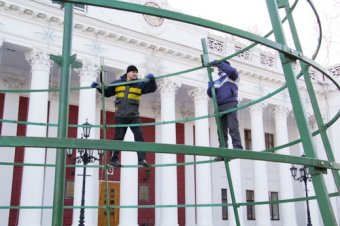 172 дерева на Приморском бульваре Одессы заново украшены разноцветной подсветкой (фото)