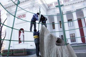 172 дерева на Приморском бульваре Одессы заново украшены разноцветной подсветкой (фото)