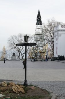 172 дерева на Приморском бульваре Одессы заново украшены разноцветной подсветкой (фото)