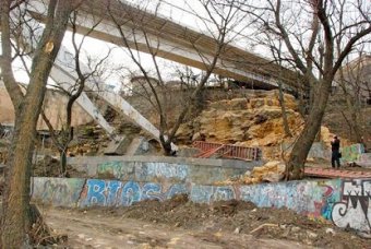 В Одессе продолжаются работы по ремонту опор Тёщиного моста (фото)