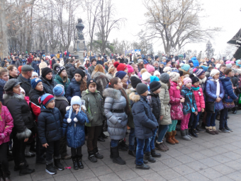 На Думской площади  разноцветными огнями засияла главная ёлка города (фото)