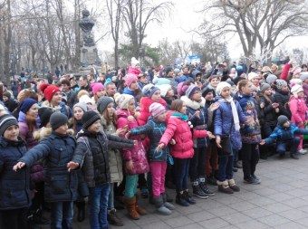 На Думской площади  разноцветными огнями засияла главная ёлка города (фото)