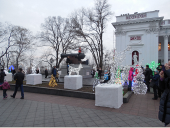 На Думской площади  разноцветными огнями засияла главная ёлка города (фото)