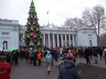 На Думской площади  разноцветными огнями засияла главная ёлка города (фото)