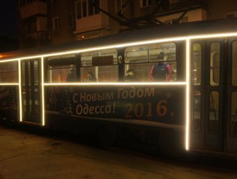 Новогодние трамваи и троллейбусы вышли на маршруты Одессы (фото)