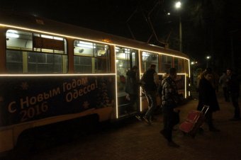 Новогодние трамваи и троллейбусы вышли на маршруты Одессы (фото)