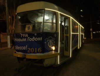 Новогодние трамваи и троллейбусы вышли на маршруты Одессы (фото)