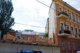 Горсовет продолжит борьбу с нахалстроем и стихийной торговлей
