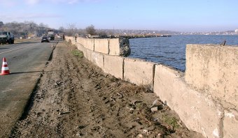 В Одессе продолжаются работы по укреплению Хаджибейской дамбы (фото)