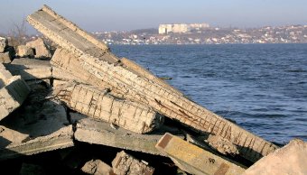 В Одессе продолжаются работы по укреплению Хаджибейской дамбы (фото)