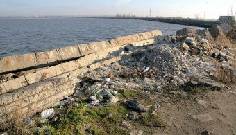 В Одессе продолжаются работы по укреплению Хаджибейской дамбы (фото)