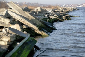 В Одессе продолжаются работы по укреплению Хаджибейской дамбы (фото)