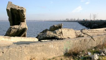 В Одессе продолжаются работы по укреплению Хаджибейской дамбы (фото)