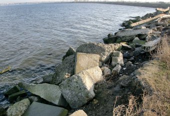 В Одессе продолжаются работы по укреплению Хаджибейской дамбы (фото)