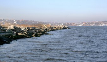 В Одессе продолжаются работы по укреплению Хаджибейской дамбы (фото)