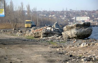 В Одессе продолжаются работы по укреплению Хаджибейской дамбы (фото)