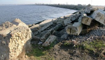 В Одессе продолжаются работы по укреплению Хаджибейской дамбы (фото)