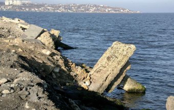 В Одессе продолжаются работы по укреплению Хаджибейской дамбы (фото)
