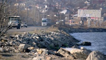 В Одессе продолжаются работы по укреплению Хаджибейской дамбы (фото)