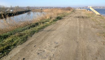 В Одессе продолжаются работы по укреплению Хаджибейской дамбы (фото)