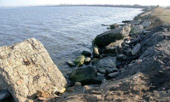 В Одессе продолжаются работы по укреплению Хаджибейской дамбы (фото)