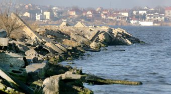 В Одессе продолжаются работы по укреплению Хаджибейской дамбы (фото)