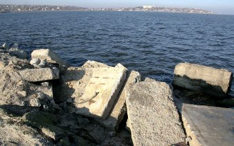 В Одессе продолжаются работы по укреплению Хаджибейской дамбы (фото)