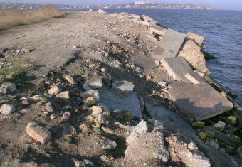 В Одессе продолжаются работы по укреплению Хаджибейской дамбы (фото)