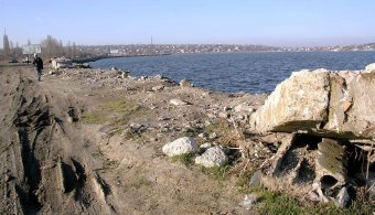 В Одессе продолжаются работы по укреплению Хаджибейской дамбы (фото)