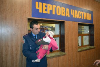 Одесским полицейским подкинули ребенка (фото)