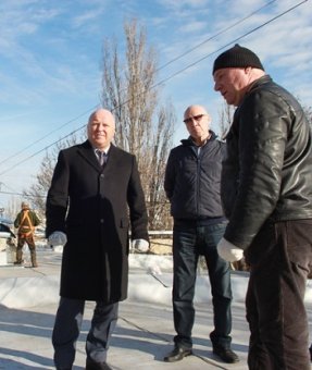 Вице-мэр Одессы проверил капремонт кровли дома на Черемушках (фото)