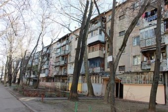 Вице-мэр Одессы проверил капремонт кровли дома на Черемушках (фото)