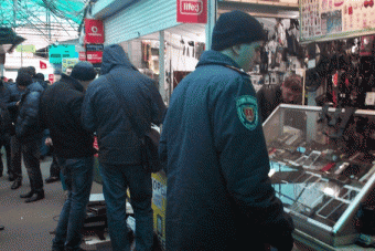 Произведен обыск в 20 торговых павильонах на Одесском радиорынке (фото, видео)