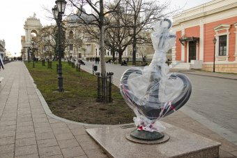 В Одессе пьяный турист поломал памятник