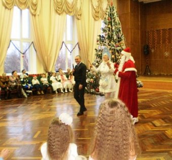 Сказочные новогодние представления проходят для детей в Киевском районе Одессы (фото)