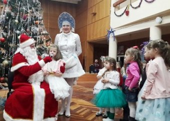 Сказочные новогодние представления проходят для детей в Киевском районе Одессы (фото)