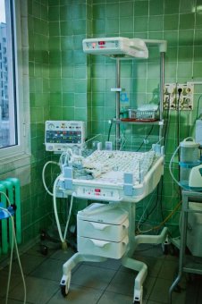 Участники социального проекта «Твой город» подарили Одесской детской клинической больнице три реанимационных стола (фото)