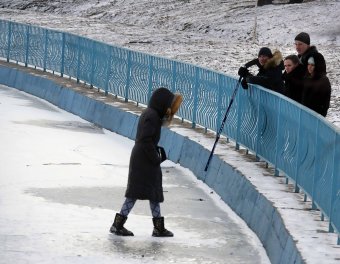 В парке Победы первый снег, и первый лед