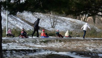 В парке Победы первый снег, и первый лед