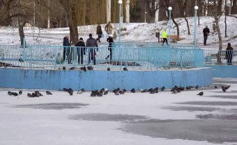 В парке Победы первый снег, и первый лед