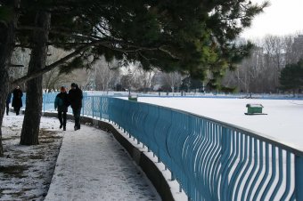 В парке Победы первый снег, и первый лед