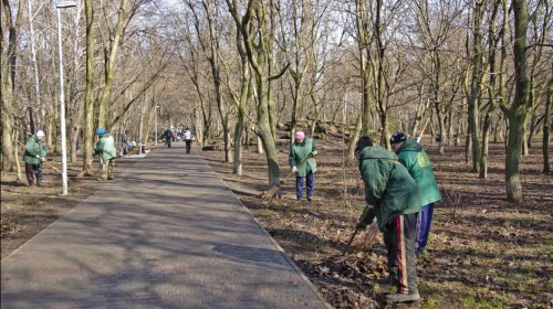 Суворовский район: коммунальщики убирают скверы и подъезды к городу