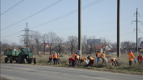Суворовский район: коммунальщики убирают скверы и подъезды к городу