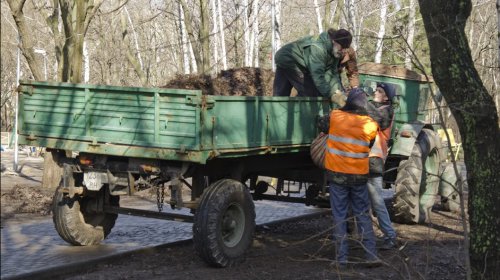 Суворовский район: коммунальщики убирают скверы и подъезды к городу