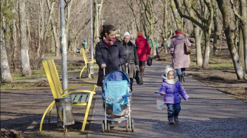 Суворовский район: коммунальщики убирают скверы и подъезды к городу