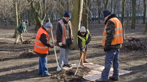 Суворовский район: коммунальщики убирают скверы и подъезды к городу