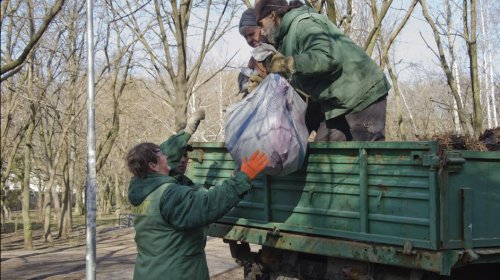 Суворовский район: коммунальщики убирают скверы и подъезды к городу