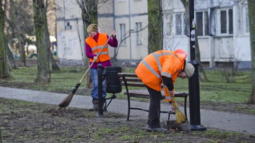Суворовский район: коммунальщики убирают скверы и подъезды к городу