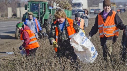 Суворовский район: коммунальщики убирают скверы и подъезды к городу