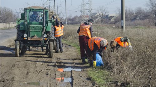 Суворовский район: коммунальщики убирают скверы и подъезды к городу